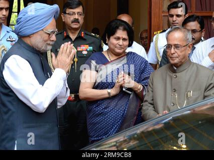 (140517) -- NEW DELHI, May 17, 2014 (Xinhua) -- Indian Prime Minister Manmohan Singh (L, front) gestures to Indian President Pranab Mukherjee (R, front) after submitting his resignation at Presidential Palace in New Delhi, India, May 17, 2014. Indian Prime Minister Manmohan Singh Saturday resigned, a day after the ruling Congress party was decimated by the main opposition Bharatiya Janata Party in the general elections. (Xinhua) INDIA-NEW DELHI-SINGH-RESIGNATION PUBLICATIONxNOTxINxCHN   New Delhi May 17 2014 XINHUA Indian Prime Ministers Manmohan Singh l Front gestures to Indian President Pran Stock Photo
