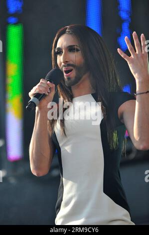 (140518) -- WIEN, 18. Mai 2014 (Xinhua) -- die österreichische Sängerin Conchita Wurst tritt bei einem Konzert in Wien am 18. Mai 2014 auf. Wurst gewann am 10. Mai 2014 den Eurovision Song Contest in Kopenhagen. (Xinhua/Qian Yi) AUSTRIA-VIENNA-CONCHITA WURST-CONCERT PUBLICATIONxNOTxINxCHN Vienna 18. Mai 2014 XINHUA Austrian Singer Conchita Sausage konzertiert in Wien 18. Mai 2014 Sausage gewann den Eurovision Song Contest in Kopenhagen AM 10. Mai 2014 XINHUA Qian Yi Austria Vienna Conchita Sausage Concert PUCHINXBLINNICNICXN Stockfoto