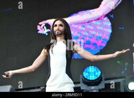 (140518) -- WIEN, 18. Mai 2014 (Xinhua) -- die österreichische Sängerin Conchita Wurst tritt bei einem Konzert in Wien am 18. Mai 2014 auf. Wurst gewann am 10. Mai 2014 den Eurovision Song Contest in Kopenhagen. (Xinhua/Qian Yi) AUSTRIA-VIENNA-CONCHITA WURST-CONCERT PUBLICATIONxNOTxINxCHN Vienna 18. Mai 2014 XINHUA Austrian Singer Conchita Sausage konzertiert in Wien 18. Mai 2014 Sausage gewann den Eurovision Song Contest in Kopenhagen AM 10. Mai 2014 XINHUA Qian Yi Austria Vienna Conchita Sausage Concert PUCHINXBLINNICNICXN Stockfoto