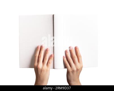 Hände halten das Büchermodell offen, leeres Hardcover-Modell isoliert auf weißem Hintergrund. Stockfoto