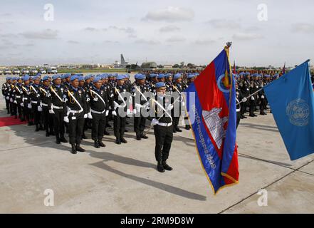 (140519) -- PHNOM PENH, 19. Mai 2014 (Xinhua) -- kambodschanische Friedenstruppen kehren vom Südsudan in Phnom Penh, Kambodscha, 19. Mai 2014 nach Hause zurück. Die zweite Reihe von 152 kambodschanischen Militärs und Sanitätern kam am Montag sicher nach Hause, nachdem sie ihre einjährigen friedenserhaltenden Aufgaben im Südsudan beendet hatten. (Xinhua/Sovannara)(bxq) KAMBODSCHA-PHNOM PENH-PEACEKEEPER PUBLICATIONxNOTxINxCHN Phnom PENH 19. Mai 2014 Kambodschanische PEACEKEEPER kehren am 19. Mai 2014 aus dem Südsudan nach Phnom Penh KAMBODSCHA zurück die zweite Partie von 152 kambodschanischen Militärstabs und Sanitätern kam am Montag nach ihrer Fertigstellung sicher nach Hause Stockfoto