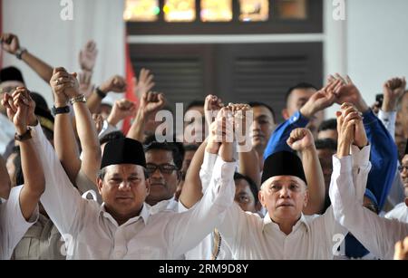 (140519) -- JAKARTA, 19. Mai 2014 (Xinhua) -- der indonesische Präsidentschaftskandidat Prabowo Subianto (L, Front) und seine Laufkollegin Hatta Rajasa (R, Front) halten bei der Erklärung ihrer Kandidatur für die Präsidentschaftswahl des Landes am 19. Mai 2014 in Jakarta, Indonesien, die Hände von Unterstützern. (Xinhua/Agung Kuncahya B.)(bxq) INDONESIEN-JAKARTA-PRÄSIDENTSCHAFTSKANDIDATEN PUBLICATIONxNOTxINxCHN Jakarta 19. Mai 2014 XINHUA indonesischer Präsidentschaftskandidat Prabowo l Front und sein AMTIERENDER Mate Hatta r Front Halten bei den Unterstützern während der Erklärung ihrer Kandidatur für das Land S Hände Stockfoto