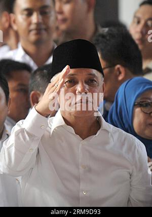 (140519) -- JAKARTA, May 19, 2014 (Xinhua) -- Indonesian vice presidential candidate Hatta Rajasa waves to supporters during the declaration of his candidacy for the presidential election, in Jakarta, Indonesia, May 19, 2014. (Xinhua/Agung Kuncahya B.)(bxq) INDONESIA-JAKARTA-PRESIDENTIAL CANDIDATES PUBLICATIONxNOTxINxCHN   Jakarta May 19 2014 XINHUA Indonesian Vice Presidential Candidate Hatta  Waves to Supporters during The Declaration of His candidacy for The Presidential ELECTION in Jakarta Indonesia May 19 2014 XINHUA Agung Kuncahya B  Indonesia Jakarta Presidential Candidates PUBLICATIONx Stockfoto