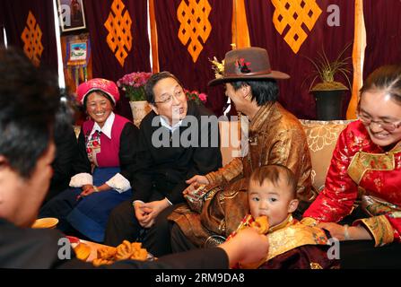 Yu Zhengsheng (2nd L, back), chairman of the National Committee of the Chinese People s Political Consultative Conference, talks with local people from Tibetan families in Jinlong Community of Jiantang Town, Shangri-la County, southwest China s Yunnan Province, May 16, 2014. Yu made an inspection tour in the Diqing Tibetan autonomous prefecture of Yunnan from May 16 to 17. (Xinhua/Liu Weibing) (mp) CHINA-YUNNAN-DIQING TIBETAN AUTONOMOUS PREFECTURE-YU ZHENGSHENG-INSPECTION (CN) PUBLICATIONxNOTxINxCHN   Yu Zheng Sheng 2nd l Back Chairman of The National Committee of The Chinese Celebrities S Pol Stock Photo