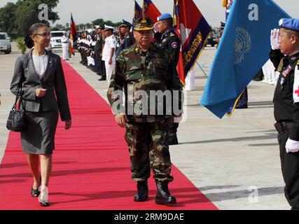 (140519) -- PHNOM PENH, 19. Mai 2014 (Xinhua) -- General Moeung Samphan (C), Staatssekretär des kambodschanischen Verteidigungsministeriums, und Claire Van der Vaeren (L), residierende Koordinatorin des Entwicklungsprogramms der Vereinten Nationen in Kambodscha, begrüßen kambodschanische Friedenstruppen, die am 19. Mai 2014 in Phnom Penh, Kambodscha, aus dem Südsudan zurückgekehrt sind. Die zweite Reihe von 152 kambodschanischen Militärs und Sanitätern kam am Montag sicher nach Hause, nachdem sie ihre einjährigen friedenserhaltenden Aufgaben im Südsudan beendet hatten. (Xinhua/Sovannara)(bxq) KAMBODSCHA-PHNOM PENH-PEACEKEEPER PUBLICATIONxNOTxINxCHN Phnom Penh 19. Mai 2014 XINHUA Stockfoto