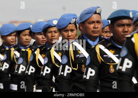 (140519) -- PHNOM PENH, 19. Mai 2014 (Xinhua) -- kambodschanische Friedenstruppen kehren vom Südsudan in Phnom Penh, Kambodscha, 19. Mai 2014 nach Hause zurück. Die zweite Reihe von 152 kambodschanischen Militärs und Sanitätern kam am Montag sicher nach Hause, nachdem sie ihre einjährigen friedenserhaltenden Aufgaben im Südsudan beendet hatten. (Xinhua/Sovannara)(bxq) KAMBODSCHA-PHNOM PENH-PEACEKEEPER PUBLICATIONxNOTxINxCHN Phnom PENH 19. Mai 2014 Kambodschanische PEACEKEEPER kehren am 19. Mai 2014 aus dem Südsudan nach Phnom Penh KAMBODSCHA zurück die zweite Partie von 152 kambodschanischen Militärstabs und Sanitätern kam am Montag nach ihrer Fertigstellung sicher nach Hause Stockfoto