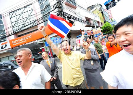 (140519) -- BANGKOK, 19. Mai 2014 (Xinhua) -- Thailands regierungsfeindliche Demonstranten begrüßen ihren Führer Suthep Thaugsuban während eines marsches in Bangkok, Thailand, 19. Mai 2014. Thailands regierungsfeindlicher Protest-Führer Suthep Thaugsuban sagte am Samstag, dass er, wenn nicht genügend Menschen in seine Kampagne eintraten, um die verbliebenen Wärter-Minister zum Rücktritt bis Mai 26 zu zwingen, seine Kämpfe einstellen und sich am nächsten Tag selbst stellen würde. (Xinhua/Rachen sageamsak)(bxq) THAILAND-BANGKOK-MARCH PUBLICATIONxNOTxINxCHN Bangkok 19. Mai 2014 XINHUA Thai Country S Anti-Government-Demonstranten begrüßen ihren Führer Suthep Thaug Stockfoto