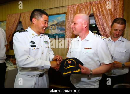 (140519) -- SHANGHAI, 19. Mai 2014 (Xinhua) -- chinesische und russische Offiziere kommunizieren während eines Empfangs auf dem russischen Lenkflugkörper-Kreuzer Varyag in Shanghai, Ostchina, 19. Mai 2014. Chinesische und russische Marinestreitkräfte führten am Montag Interchange-Aktivitäten durch, um die gegenseitige Kommunikation zu verbessern. Die Joint Sea-2014-Bohrung wird zwischen dem 20. Und 26. Mai im nördlichen Teil des Ostchinesischen Meeres stattfinden. (Xinhua/Zha Chunming) (MP) CHINA-SHANGHAI-JOINT NAVY DRILL-RUSSIAN CRUISER-RECEPTION (CN) PUBLICATIONxNOTxINxCHN Shanghai 19. Mai 2014 XINHUA chinesische und russische Offiziere kommunizieren während einer Re Stockfoto