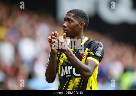 WATFORD, Großbritannien - 27. August 2023: Yaser Asprilla aus Watford applaudiert den Fans, als er während des Spiels der Sky Bet Championship zwischen Watford und Blackburn Rovers in der Vicarage Road aussteigt (Credit: Craig Mercer/Alamy Live News) Stockfoto