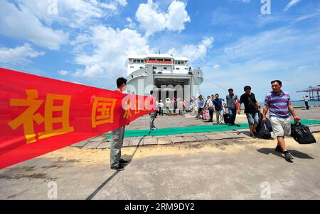 (140520) -- HAIKOU, 20. Mai 2014 (Xinhua) -- chinesische Staatsangehörige steigen vom Passagierschiff Tongguling aus, nachdem das Schiff am 20. Mai 2014 im Xiuying-Hafen in Haikou, der Hauptstadt der südchinesischen Provinz Hainan, ankommt. Am Dienstag trafen gewaltgeplagte chinesische Arbeiter in Vietnam im Hafen von Haikou ein. Die chinesische Regierung entsandte am Sonntag vier Schiffe, um von Aufständen heimgesuchte chinesische Arbeiter in Vietnam zu evakuieren, wo schwere Gewalt gegen ausländische Unternehmen seit dem 13. Mai zwei chinesische Staatsangehörige getötet und mehr als 100 weitere verletzt hat. (Xinhua/Guo Cheng) (lfj) CHINA-HAINAN-HAIKOU-RIOT-HIT WO Stockfoto