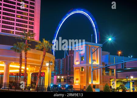 Eine fesselnde 60-Sekunden-Aufnahme des High Roller Observation Wheel von der Flamingo Rd in der Nähe von Horseshoe Las Vegas. Stockfoto