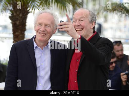 (140520) -- CANNES, 20. Mai 2014 (Xinhua) -- die belgischen Regisseurbrüder Jean-Pierre Dardenne (L) und Luc Dardenne posieren während des Fotobesuchs von zwei Tagen, einer Nacht auf dem 67. Cannes Film Festival in Cannes, Frankreich, 20. Mai 2014. Der Film wird im offiziellen Wettbewerb des Festivals vom 14. Bis 25. Mai gezeigt. (Xinhua/YE Pingfan) FRANCE-CANNES-FILM FESTIVAL-TWO DAYS ONE NIGHT-PHOTO CALL PUBLICATIONxNOTxINxCHN Cannes 20. Mai 2014 XINHUA die belgischen Regisseurbrüder Jean Pierre Dardenne l und Luc Dardenne posieren während des Fotogesprächs von zwei Tagen an einem Abend AUF der 67. Cannes Film Festiva Stockfoto