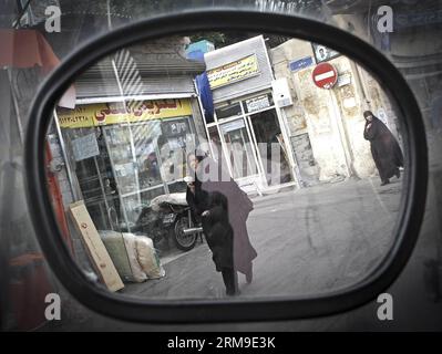 (140520) -- TEHERAN, 20. Mai 2014 (Xinhua) -- Frauen, die Tschador tragen, laufen auf einer Gasse in Teheran, der Hauptstadt des Iran, 19. Mai 2014. Chador ist eine Art formaler Hijab für viele Frauen im Iran an öffentlichen Orten. Hijab, eine Berichterstattung über Haare und Körper für Frauen, wurde nach der islamischen Revolution im Iran im Jahr 1979 in der Öffentlichkeit vorgeschrieben. (Xinhua/Ahmad Halabisaz)(zhf) IRAN-TEHERAN-WOMEN-HIJAB PUBLICATIONxNOTxINxCHN TEHERAN 20. Mai 2014 XINHUA Women wearing chador Walk ON Alley in TEHERAN Hauptstadt des Iran 19. Mai 2014 chador IST ein Kind des formellen Hijab für VIELE Frauen im Iran an öffentlichen Plätzen Hijab A Coverage of Hair Stockfoto