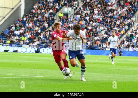 Deepdale Stadium, Preston, England - 26. August 2023 Kian Best (33) von Preston North End und Harrison Ashby (30) von Swansea City kämpfen um den Ball - während des Spiels Preston NE gegen Swansea City, EFL Championship, 2023/24, Deepdale Stadium, Preston, England - 26. August 2023 Credit: Arthur Haigh/WhiteRosePhotos/Alamy Live News Stockfoto