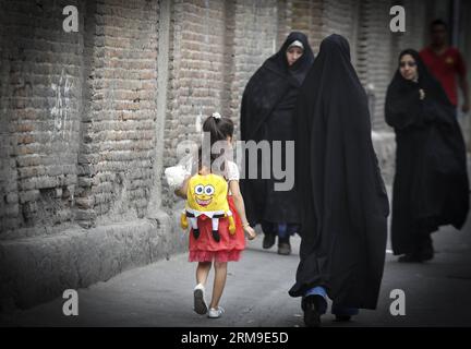 (140520) -- TEHERAN, 20. Mai 2014 (Xinhua) -- Frauen, die Tschador tragen, gehen auf einer Straße in Teheran, Hauptstadt des Iran, 19. Mai 2014. Chador ist eine Art formaler Hijab für viele Frauen im Iran an öffentlichen Orten. Hijab, eine Berichterstattung über Haare und Körper für Frauen, wurde nach der islamischen Revolution im Iran im Jahr 1979 in der Öffentlichkeit vorgeschrieben. (Xinhua/Ahmad Halabisaz)(zhf) IRAN-TEHERAN-WOMEN-HIJAB PUBLICATIONxNOTxINxCHN TEHERAN 20. Mai 2014 XINHUA Women wearing chador Walk ON a Street in TEHERAN Hauptstadt des Iran 19. Mai 2014 chador IST ein Kind des formellen Hijab für VIELE Frauen im Iran an öffentlichen Plätzen Hijab a Coverage of Hair Stockfoto