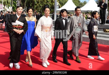 (140520) -- CANNES, 20. Mai 2014 (Xinhua) -- die japanische Schauspielerin Miyuki Matsuda, die japanische Schauspielerin Jun Yoshinaga, die japanische Regisseurin Naomi Kawase, der japanische Schauspieler Nijiro Murakami, der japanische Schauspieler Jun Murakami und die japanische Schauspielerin Makiko Watanabe (von L bis R) kommen zur Vorführung von Futatsume No Mado (still the Water) während der 67. jährlichen Filmfestspiele von Cannes am 20. Mai 2014 in Cannes, Frankreich. Der Film wird im offiziellen Wettbewerb des Festivals vom 14. Bis 25. Mai gezeigt. (Xinhua/YE Pingfan) FRANCE-CANNES-FILM FESTIVAL-FUTATSUME NO MADO-RED CARPET PUBLICATIONxNOTxINxCHN Cannes Stockfoto