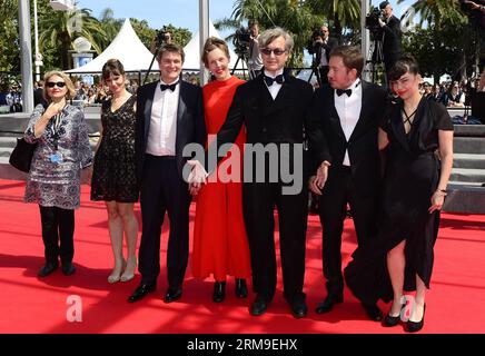 Wim Wenders, 75. Geburtstag 14 Uhr. August 140520 -- CANNES, 20. Mai 2014 Xinhua -- der deutsche Regisseur Wim Wenders 3-R, seine Ehefrau Donata Wenders 4-R, der französisch-brasilianische Regisseur Juliano Ribeiro Salgado 2-R und Gäste kommen zur Vorführung von Futatsume No Mado still the Water während des 67. jährlichen Cannes Film Festivals am 20. Mai 2014 in Cannes, Frankreich. Der Film wird im offiziellen Wettbewerb des Festivals vom 14. Bis 25. Mai gezeigt. Xinhua/YE Pingfan FRANCE-CANNES-FILM FESTIVAL-FUTATSUME NO MADO-RED CARPET PUBLICATIONxNOTxINxCHN Stockfoto