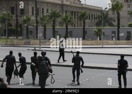 (140520) -- KAIRO, 20. Mai 2014 (Xinhua) -- die Polizei schießt Tränengas während der Zusammenstöße mit protestierenden Studenten vor dem Haupttor der Universität Kairo, in Kairo, 20. Mai 2014. Es kam zu Zusammenstößen zwischen der Polizei und Studenten der Universität Kairo, die die Muslimbruderschaft unterstützten und den ägyptischen Präsidenten Mohamed Mursi am Dienstag hier verjagten. (Xinhua/Cui Xinyu) EGYPT-CAIRO-UNIVERSITY-PROTEST-CLASH PUBLICATIONxNOTxINxCHN Kairo 20. Mai 2014 XINHUA Riot Police Fire Tear Gas während der Zusammenstöße mit protestierenden Studenten vor dem Haupttor der Universität Kairo am 20. Mai 2014 kam es zu Zusammenstößen Stockfoto