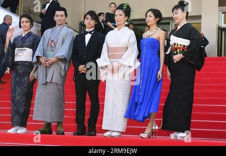 (140520) -- CANNES, 20. Mai 2014 (Xinhua) -- die japanische Schauspielerin Makiko Watanabe, der japanische Schauspieler Jun Murakami, der japanische Schauspieler Nijiro Murakami, die japanische Regisseurin Naomi Kawase, die japanische Schauspielerin Jun Yoshinaga und die japanische Schauspielerin Miyuki Matsuda (von L bis R) kommen zur Vorführung von Futatsume No Mado (still the Water) während der 67. jährlichen Filmfestspiele von Cannes am 20. Mai 2014 in Cannes, Frankreich. Der Film wird im offiziellen Wettbewerb des Festivals vom 14. Bis 25. Mai gezeigt. (Xinhua/YE Pingfan) FRANCE-CANNES-FILM FESTIVAL-FUTATSUME NO MADO-RED CARPET PUBLICATIONxNOTxINxCHN Cannes Stockfoto