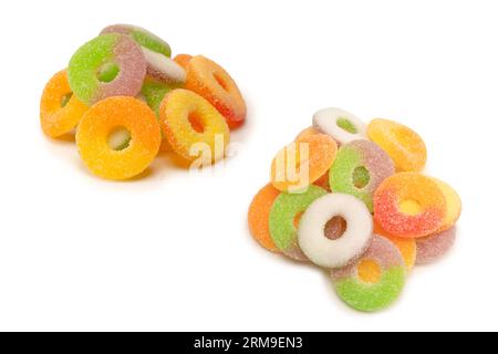 Verschiedene Gummibonbons isoliert auf weißem Hintergrund. Draufsicht. Süßigkeiten. Stockfoto