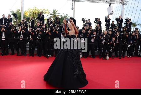 (140520) -- CANNES, 20. Mai 2014 (Xinhua) -- die tschechische Model Petra Nemcova macht ein Foto für sich, als sie für die Vorführung von Deux Jours, Une Nuit ( zwei Tage, eine Nacht ) während des 67. Cannes Film Festivals, in Cannes, Frankreich, am 20. Mai 2014 ankommt. Der Film wird im offiziellen Wettbewerb des Festivals vom 14. Bis 25. Mai gezeigt. (Xinhua/YE Pingfan) FRANKREICH-CANNES-FILM FESTIVAL-TWO DAYS ONE NIGHT-RED CARPET PUBLICATIONxNOTxINxCHN Cannes 20. Mai 2014 XINHUA tschechische Model Petra Nemcova macht ein Foto für sich, als sie für die Vorführung von Deux Jours Une Nuit zwei Tage in der NACHT ankommt Stockfoto