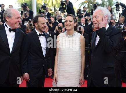 (140520) -- CANNES, 20. Mai 2014 (Xinhua) -- der belgische Regisseur Luc Dardenne, der belgische Schauspieler Fabrizio Rongione, die französische Schauspielerin Marion Cotillard und der belgische Regisseur Jean-Pierre Dardenne (von L bis R) kommen zur Vorführung von Deux Jours, Une Nuit ( zwei Tage, eine Nacht ) während des 67. Filmfests von Cannes, 20. Mai 2014 in Cannes, Frankreich. Der Film wird im offiziellen Wettbewerb des Festivals vom 14. Bis 25. Mai gezeigt. (Xinhua/YE Pingfan) FRANCE-CANNES-FILM FESTIVAL-TWO DAYS ONE NIGHT-RED CARPET PUBLICATIONxNOTxINxCHN Cannes 20. Mai 2014 XINHUA belgischer Regisseur Luc Dardenne Bel Stockfoto