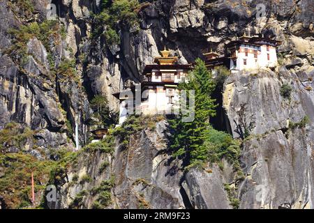 Bhutans berühmtes Tiger's Nest Monastery (Taktsang) thront auf einem Gebirgsvorsprung über 3.000 Meter (10.000 Fuß) über dem Meeresspiegel in der Nähe von Paro, Bhutan Stockfoto