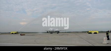 (140521) -- KUALA LUMPUR, 21. Mai 2014 (Xinhua) -- das Flugzeug mit zwei riesigen Pandas aus China kommt am Kuala Lumpur International Airport in Malaysia am 21. Mai 2014 an. Ein Paar riesiger Pandas aus China kam am Mittwochmorgen mit einem 10-jährigen Darlehen hierher, zeitgleich mit der Feier des 40. Jahrestages der Aufnahme diplomatischer Beziehungen zwischen China und Malaysia. (Xinhua/Chong Voon Chung)(Axy) MALAYSIA-KUALA LUMPUR-CHINESISCHER RIESE PANDA-ANKUNFT PUBLICATIONxNOTxINxCHN Kuala Lumpur 21. Mai 2014 XINHUA das Flugzeug mit zwei riesigen Pandas aus China kommt IM Kuala Lumpur Internat an Stockfoto