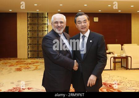 (140521) -- SHANGHAI, 21. Mai 2014 (Xinhua) -- der chinesische Außenminister Wang Yi (R) trifft am 21. Mai 2014 in Shanghai, Ostchina, mit seinem iranischen Amtskollegen Mohammad Javad Zarif zusammen. (Xinhua/Zhang Yuwei) (lfj) CHINA-SHANGHAI-WANG YI-ZARIF-MEETING (CN) PUBLICATIONxNOTxINxCHN Shanghai 21. Mai 2014 XINHUA chinesische Außenminister Wang Yi r trifft sich mit seinem iranischen Teil Mohammad Javad Zarif in Shanghai Ostchina 21. Mai 2014 XINHUA Zhang Yuwei China Shanghai Meeting Wang TINCHIxBLIxZIxCN Stockfoto