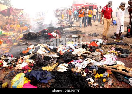 (140521) -- JOS, (Xinhua) -- Menschen versammeln sich am Sprengort in Jos, Nigeria, 20. Mai 2014. Die Zahl der Todesopfer des Zwillingsbruchs auf einer geschäftigen Markstraße in Nigerias Innenstadt Jos am Dienstag stieg auf 118, nachdem die Zahl der Opfer aus verschiedenen Gesundheitseinrichtungen weiter zusammengetragen wurde, teilte ein Beamter den Reportern hier mit. (Xinhua/Nigeria News Agency) NIGERIA-JOS-BLAST-TODESOPFER PUBLICATIONxNOTxINxCHN Jos XINHUA Prominente versammeln sich AUF der Blast Site in Jos Nigeria 20. Mai 2014 Todesopfer des Twin Blast AUF einer geschäftigen Markstraße in Nigeria S Central City of Jos AM Dienstag Rose bis 118 nach Casualty Figures We Stockfoto