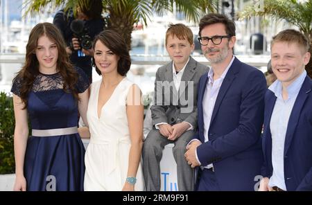 (140521) -- CANNES, 21. Mai 2014 (Xinhua) -- (von L bis R) Schauspielerin Zukhra Duishvili, Schauspielerin Berenice Bejo, Schauspieler Abdul-Khalim Mamatsuiev, Regisseur Michel Hazanavicius und Schauspieler Maxim Emelianov posieren während des Fotobesuchs des Films The Search auf dem 67. Cannes Filmfestival in Cannes, Frankreich, 21. Mai 2014. Der Film wird im offiziellen Wettbewerb des Festivals vom 14. Bis 25. Mai vorgestellt.(Xinhua/YE Pingfan)(zhf) FRANCE-CANNES-FILM FESTIVAL-THE SEARCH-PHOTO CALL PUBLICATIONxNOTxINxCHN Cannes 21. Mai 2014 XINHUA von l bis r Schauspielerin Berenice Bejo Schauspieler Abdul Director Michel Stockfoto