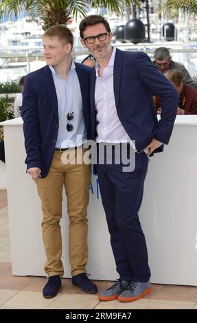 (140521) -- CANNES, 21. Mai 2014 (Xinhua) -- Regisseur Michel Hazanavicius (R) und Schauspieler Maxim Emelianov posieren während des Fotobesuchs des Films The Search beim 67. Filmfestival von Cannes, Frankreich, 21. Mai 2014. Der Film wird im offiziellen Wettbewerb des Festivals präsentiert, der vom 14. Bis 25. Mai STATTFINDET. (Xinhua/YE Pingfan)(zhf) FRANKREICH-CANNES-FILM FESTIVAL-THE SEARCH-PHOTO CALL PUBLICATIONxNOTxINxCHN Cannes 21. Mai 2014 XINHUA Regisseur Michel Hazanavicius r und Schauspieler Maxim posieren während des Fotoaufrufs von Film The Search BEIM 67. Film in Cannes Festival in Cannes Frankreich 21. Mai 2014 das MOV Stockfoto