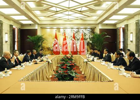 (140521) -- SHANGHAI, 21. Mai 2014 (Xinhua) -- der chinesische Außenminister Wang Yi (3. R, Front) trifft sich am 21. Mai 2014 in Shanghai, Ostchina, mit seinem türkischen Amtskollegen Ahmet Davutoglu (3. L, Front). (Xinhua/Zhang Yuwei) (qhs) CHINA-SHANGHAI-WANG YI-DAVUTOGLU-MEETING (CN) PUBLICATIONxNOTxINxCHN Shanghai 21. Mai 2014 XINHUA chinesische Außenminister Wang Yi 3. Front trifft sich mit seinem türkischen Teil Ahmet 3. Front in Shanghai Ostchina 21. Mai 2014 XINHUA Zhang Yuwei WqTCHIxCN China Meeting Shanghai Stockfoto