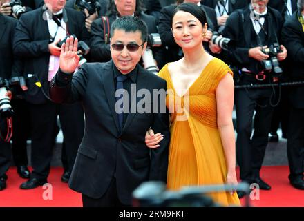 (140521) -- CANNES, 21. Mai 2014 (Xinhua) -- der chinesische Regisseur Jia Zhangke (L) kommt mit seiner Frau Zhao Tao auf dem roten Teppich für die Vorführung des Films The Search beim 67. Cannes Filmfestival in Cannes, Südfrankreich, am 21. Mai 2014 an. (Xinhua/Chen Xiaowei) FRANKREICH-CANNES-FILM FESTIVAL-DIE SUCHE PUBLICATIONxNOTxINxCHN Cannes 21. Mai 2014 XINHUA chinesischer Regisseur Jia Zhangke l trifft mit seiner Frau Zhao Tao AUF dem Roten Teppich für die Filmvorführung The Search AUF dem 67. Cannes Film Festival in Cannes Südfrankreich AM 21. Mai 2014 XINHUA Chen Xiaowei France EIN Filmfestspiele Von Cannes Stockfoto