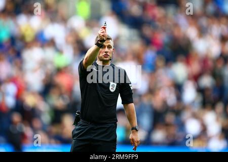 Deepdale Stadium, Preston, England - 26. August 2023 Schiedsrichter Josh Smith - während des Spiels Preston NE gegen Swansea City, EFL Championship, 2023/24, Deepdale Stadium, Preston, England - 26. August 2023 Credit: Arthur Haigh/WhiteRosePhotos/Alamy Live News Stockfoto