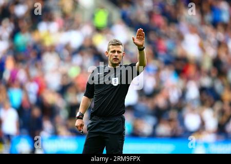 Deepdale Stadium, Preston, England - 26. August 2023 Schiedsrichter Josh Smith - während des Spiels Preston NE gegen Swansea City, EFL Championship, 2023/24, Deepdale Stadium, Preston, England - 26. August 2023 Credit: Arthur Haigh/WhiteRosePhotos/Alamy Live News Stockfoto