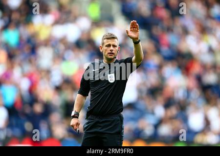 Deepdale Stadium, Preston, England - 26. August 2023 Schiedsrichter Josh Smith - während des Spiels Preston NE gegen Swansea City, EFL Championship, 2023/24, Deepdale Stadium, Preston, England - 26. August 2023 Credit: Arthur Haigh/WhiteRosePhotos/Alamy Live News Stockfoto