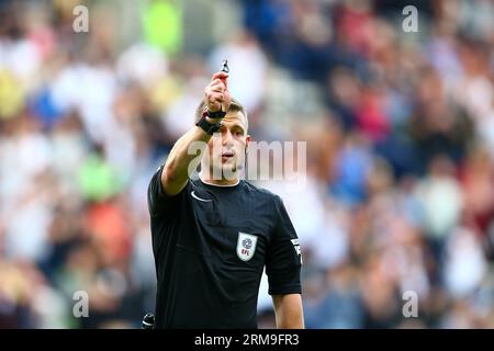 Deepdale Stadium, Preston, England - 26. August 2023 Schiedsrichter Josh Smith - während des Spiels Preston NE gegen Swansea City, EFL Championship, 2023/24, Deepdale Stadium, Preston, England - 26. August 2023 Credit: Arthur Haigh/WhiteRosePhotos/Alamy Live News Stockfoto