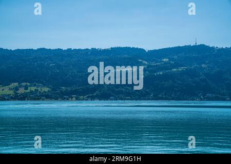 Deutschland, Bodensee Bodensee österreichische Küste bregenzer Stadthäuser pfaender Berg blauer Himmel Sonne im Sommer Blick vom Wasserboot Stockfoto