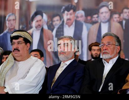 (140522) -- KABUL, 22. Mai 2014 (Xinhua) -- afghanischer Präsidentschaftskandidat Abdullah Abdullah (C) nimmt am 22. Mai 2014 an einer Wahlveranstaltung in Kabul, Afghanistan, Teil. Mit der dreiwöchigen Kampagne für die zweite Runde der afghanischen Präsidentschaftswahlen zwischen den beiden Spitzenkandidaten, die am Donnerstag beginnt, forderten beide Präsidentschaftskandidaten ein transparentes Ergebnis der Stichwahl. (Xinhua/STR) AFGHANISTAN-KABUL-ELECTION PUBLICATIONxNOTxINxCHN KABUL 22. Mai 2014 XINHUA der afghanische Präsidentschaftskandidat Abdullah Abdullah C nimmt am 22. Mai 2014 zusammen mit den drei Wee an den WAHLEN in Kabul Afghanistan Teil Stockfoto