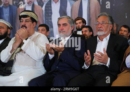 (140522) -- KABUL, 22. Mai 2014 (Xinhua) -- afghanischer Präsidentschaftskandidat Abdullah Abdullah (C) nimmt am 22. Mai 2014 an einer Wahlveranstaltung in Kabul, Afghanistan, Teil. Mit der dreiwöchigen Kampagne für die zweite Runde der afghanischen Präsidentschaftswahlen zwischen den beiden Spitzenkandidaten, die am Donnerstag beginnt, forderten beide Präsidentschaftskandidaten ein transparentes Ergebnis der Stichwahl. (Xinhua/STR) AFGHANISTAN-KABUL-ELECTION PUBLICATIONxNOTxINxCHN KABUL 22. Mai 2014 XINHUA der afghanische Präsidentschaftskandidat Abdullah Abdullah C nimmt am 22. Mai 2014 zusammen mit den drei Wee an den WAHLEN in Kabul Afghanistan Teil Stockfoto