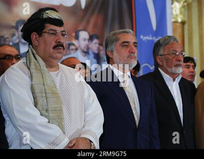 (140522) -- KABUL, 22. Mai 2014 (Xinhua) -- afghanischer Präsidentschaftskandidat Abdullah Abdullah (C) nimmt am 22. Mai 2014 an einer Wahlveranstaltung in Kabul, Afghanistan, Teil. Mit der dreiwöchigen Kampagne für die zweite Runde der afghanischen Präsidentschaftswahlen zwischen den beiden Spitzenkandidaten, die am Donnerstag beginnt, forderten beide Präsidentschaftskandidaten ein transparentes Ergebnis der Stichwahl. (Xinhua/STR) AFGHANISTAN-KABUL-ELECTION PUBLICATIONxNOTxINxCHN KABUL 22. Mai 2014 XINHUA der afghanische Präsidentschaftskandidat Abdullah Abdullah C nimmt am 22. Mai 2014 zusammen mit den drei Wee an den WAHLEN in Kabul Afghanistan Teil Stockfoto