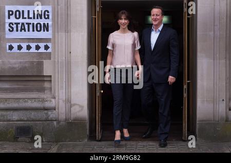 (140522) -- LONDON, 22. Mai 2014 (Xinhua) -- der britische Premierminister David Cameron (R) und seine Frau Samantha gehen nach der Abstimmung in London, Großbritannien, am 22. Mai 2014. Die Wahlen zum Europäischen parlament wurden am Donnerstag eröffnet. (Xinhua/Pool) (cy) GROSSBRITANNIEN-PARLAMENTSWAHLEN PUBLICATIONxNOTxINxCHN London 22. Mai 2014 XINHUA der britische Premierminister David Cameron r und seine Frau Samantha gehen nach der Wahl in London Großbritannien AM 22. Mai 2014 die Wahlen zum Europäischen Parlament wurden AM Donnerstag eröffnet XINHUA Pool Cy britische Parlamentswahlen PUBLICATIONxNOTxINxCHN Stockfoto