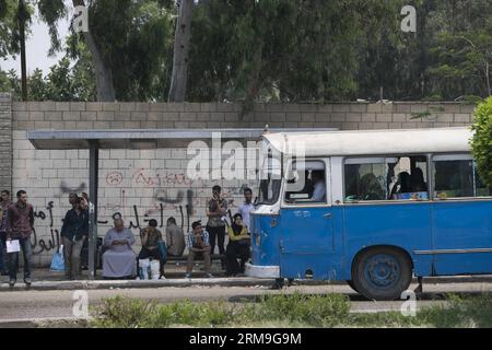 KAIRO, 22. Mai 2014 (Xinhua) -- Studenten der Azhar University warten auf Busse, während sie den Campus in Kairo, Ägypten, am 22. Mai 2014 verlassen. Die ägyptischen Universitäten werden vom 22. Bis 31. Mai aufgrund der Präsidentschaftswahlen geschlossen, so die staatliche Ahram-Website. (Xinhua/Cui Xinyu) ÄGYPTEN-KAIRO-UNIVERSITÄT-GESCHLOSSEN PUBLICATIONxNOTxINxCHN Kairo 22. Mai 2014 Studenten der XINHUA Azhar Universität warten auf Busse, während sie den Campus in Kairo verlassen Ägypten 22. Mai 2014 Ägyptische Universitäten werden vom 22. Bis 31. Mai aufgrund der PRÄSIDENTSCHAFTSWAHLEN geschlossen sein, so die staatliche Website XINHUA C Stockfoto