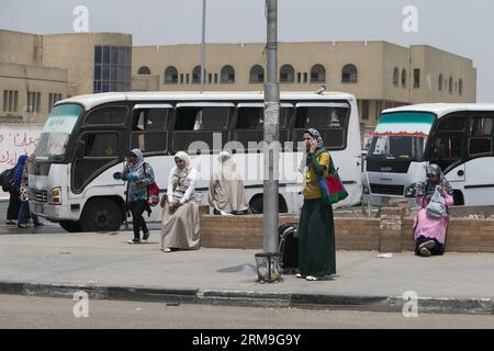 KAIRO, 22. Mai 2014 (Xinhua) -- Studenten der Azhar University warten auf Busse, während sie den Campus in Kairo, Ägypten, am 22. Mai 2014 verlassen. Die ägyptischen Universitäten werden vom 22. Bis 31. Mai aufgrund der Präsidentschaftswahlen geschlossen, so die staatliche Ahram-Website. (Xinhua/Cui Xinyu) ÄGYPTEN-KAIRO-UNIVERSITÄT-GESCHLOSSEN PUBLICATIONxNOTxINxCHN Kairo 22. Mai 2014 Studenten der XINHUA Azhar Universität warten auf Busse, während sie den Campus in Kairo verlassen Ägypten 22. Mai 2014 Ägyptische Universitäten werden vom 22. Bis 31. Mai aufgrund der PRÄSIDENTSCHAFTSWAHLEN geschlossen sein, so die staatliche Website XINHUA C Stockfoto