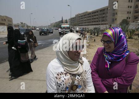 KAIRO, 22. Mai 2014 (Xinhua) -- Studenten der Azhar University warten auf Busse, während sie den Campus in Kairo, Ägypten, am 22. Mai 2014 verlassen. Die ägyptischen Universitäten werden vom 22. Bis 31. Mai aufgrund der Präsidentschaftswahlen geschlossen, so die staatliche Ahram-Website. (Xinhua/Cui Xinyu) ÄGYPTEN-KAIRO-UNIVERSITÄT-GESCHLOSSEN PUBLICATIONxNOTxINxCHN Kairo 22. Mai 2014 Studenten der XINHUA Azhar Universität warten auf Busse, während sie den Campus in Kairo verlassen Ägypten 22. Mai 2014 Ägyptische Universitäten werden vom 22. Bis 31. Mai aufgrund der PRÄSIDENTSCHAFTSWAHLEN geschlossen sein, so die staatliche Website XINHUA C Stockfoto