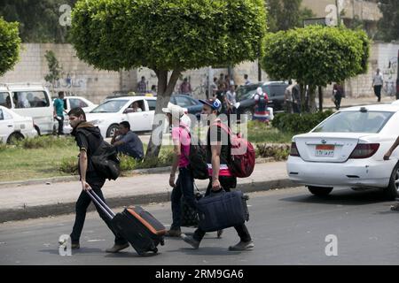 KAIRO, 22. Mai 2014 (Xinhua) -- Studenten der Azhar-Universität verlassen den Campus mit ihrem Gepäck in Kairo, Ägypten, 22. Mai 2014. Die ägyptischen Universitäten werden vom 22. Bis 31. Mai aufgrund der Präsidentschaftswahlen geschlossen, so die staatliche Ahram-Website. (Xinhua/Cui Xinyu) ÄGYPTEN-KAIRO-UNIVERSITÄT-GESCHLOSSEN PUBLICATIONxNOTxINxCHN Kairo 22. Mai 2014 Studenten der XINHUA Azhar Universität verlassen den Campus mit ihrem Gepäck in Kairo Ägypten 22. Mai 2014 Ägyptische Universitäten sind vom 22. Bis 31. Mai aufgrund der PRÄSIDENTSCHAFTSWAHLEN geschlossen, so die staatliche Website XINHUA Stockfoto