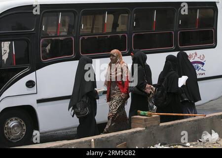 KAIRO, 22. Mai 2014 (Xinhua) -- Studenten der Azhar University warten auf Busse, während sie den Campus in Kairo, Ägypten, am 22. Mai 2014 verlassen. Die ägyptischen Universitäten werden vom 22. Bis 31. Mai aufgrund der Präsidentschaftswahlen geschlossen, so die staatliche Ahram-Website. (Xinhua/Cui Xinyu) ÄGYPTEN-KAIRO-UNIVERSITÄT-GESCHLOSSEN PUBLICATIONxNOTxINxCHN Kairo 22. Mai 2014 Studenten der XINHUA Azhar Universität warten auf Busse, während sie den Campus in Kairo verlassen Ägypten 22. Mai 2014 Ägyptische Universitäten werden vom 22. Bis 31. Mai aufgrund der PRÄSIDENTSCHAFTSWAHLEN geschlossen sein, so die staatliche Website XINHUA C Stockfoto