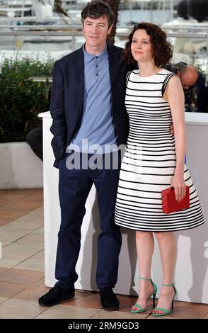 (140522) -- CANNES, 22. Mai 2014 (Xinhua) -- Schauspieler Barry Ward (L) und Schauspielerin Simone Kirby posieren für Fotos für die Vorführung von Jimmy's Hall während der 67. Filmfestspiele von Cannes, in Cannes, 22. Mai 2014. Der Film wird im offiziellen Wettbewerb des Festivals vom 14. Bis 25. Mai gezeigt. (Xinhua/Chen Xiaowei) FRANCE-CANNES-FILM FESTIVAL-JIMMYS HALL-SCREENING PUBLICATIONxNOTxINxCHN Cannes 22. Mai 2014 XINHUA-Schauspieler Barry Ward l und Schauspielerin Simone Kirby posieren für Fotos für die Vorführung von Jimmy S Hall während der 67. Filmfestspiele in Cannes, Frankreich, 22. Mai 2014 T Stockfoto