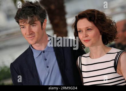 (140522) -- CANNES, 22. Mai 2014 (Xinhua) -- Schauspieler Barry Ward (L) und Schauspielerin Simone Kirby posieren für Fotos für die Vorführung von Jimmy's Hall während der 67. Filmfestspiele von Cannes, in Cannes, 22. Mai 2014. Der Film wird im offiziellen Wettbewerb des Festivals vom 14. Bis 25. Mai gezeigt. (Xinhua/Chen Xiaowei) FRANCE-CANNES-FILM FESTIVAL-JIMMYS HALL-SCREENING PUBLICATIONxNOTxINxCHN Cannes 22. Mai 2014 XINHUA-Schauspieler Barry Ward l und Schauspielerin Simone Kirby posieren für Fotos für die Vorführung von Jimmy S Hall während der 67. Filmfestspiele in Cannes, Frankreich, 22. Mai 2014 T Stockfoto